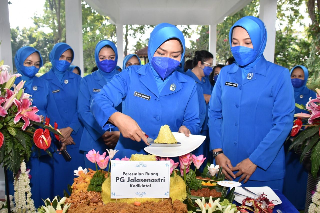 Ketua PG Jalasenastri Kodiklatal Ny Etta Suhartono Resmikan Renovasi Kantor PG
