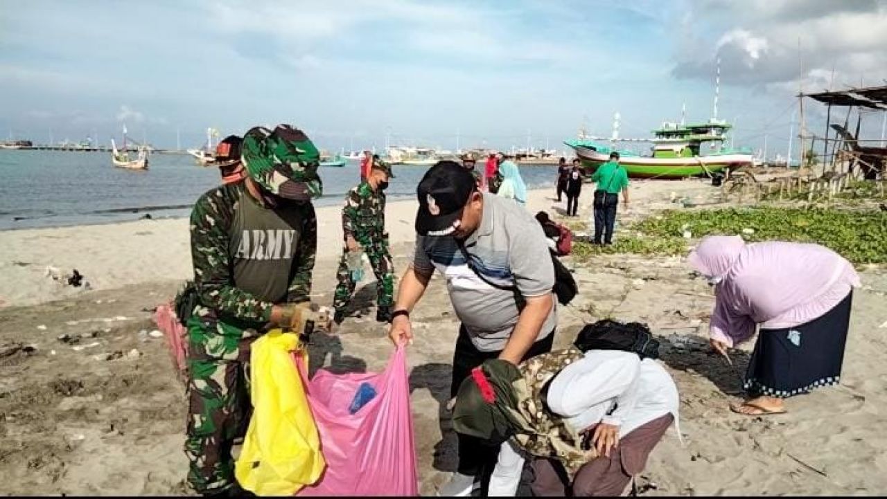 Koramil 0826-02 Tlanakan Gotong Royong Bersihkan Pantai Branta Pesisir