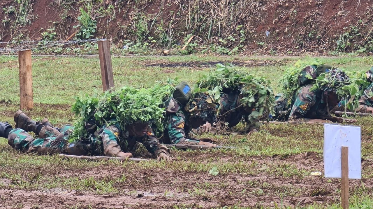 pendidikan di Satuan Pendidikan atau Satdik-2 Kodiklatal di Makassar, melaksanakan Latihan Praktek Perembesan atau Infiltrasi Course di Lapangan Tembak Lanraki , Makassar