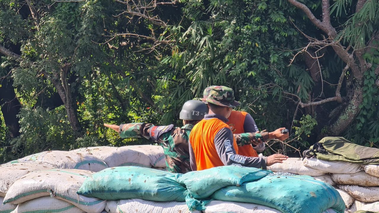 Satdik-2 Kodiklatal Latih Siswa Dikmaba dan Dikmata TNI AL Angkatan 42 Melempar Granat