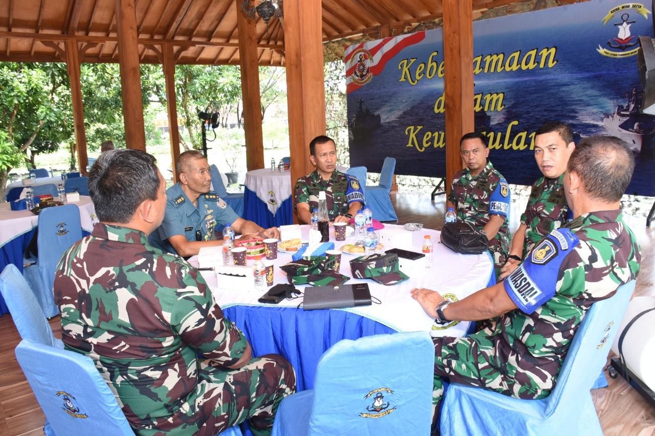 Dirlat Kodiklatal Tinjau Manlap Latopsduk TNI AL