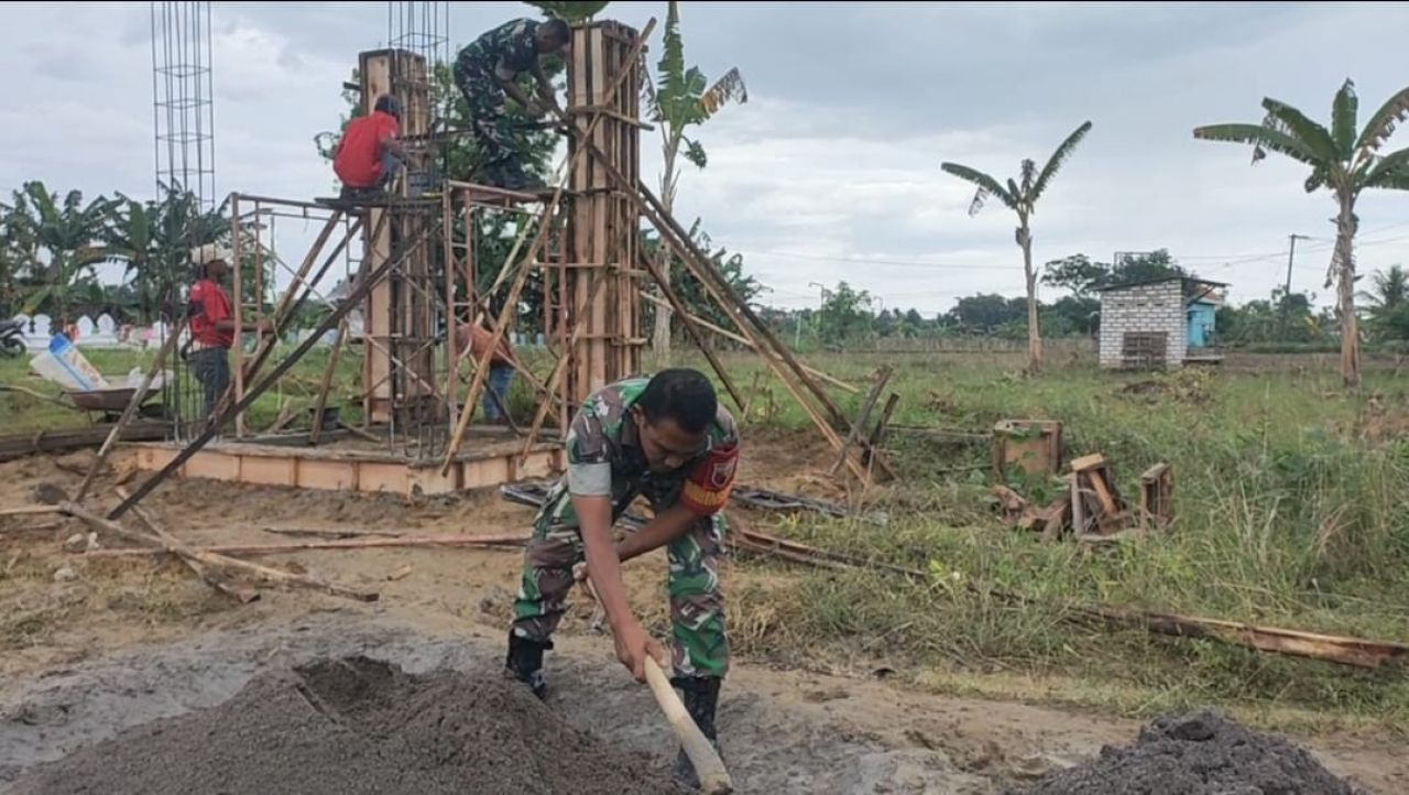 Manunggal TNI - Rakyat, Koramil Galis melalui Babinsa Laksanakan Gotong Royong