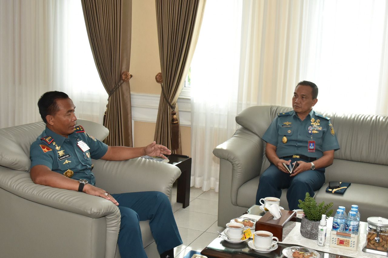 Komandan Kodiklatal Terima Kunjungan Silaturahmi Kadislitbangal