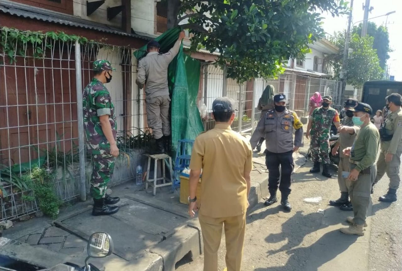 Bersama Tiga Pilar, Babinsa Koramil Pabean Cantian Lakukan Penertiban PKL