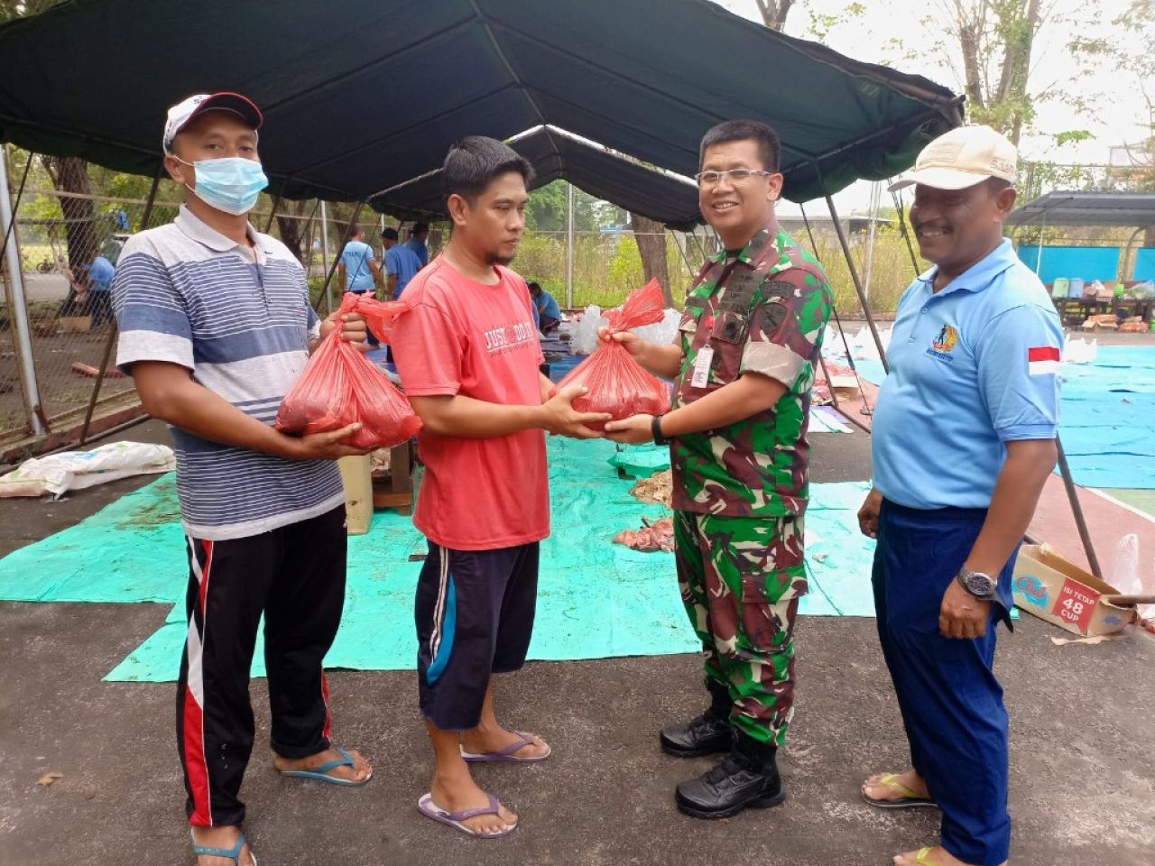 Danlanud Muljono Serahkan Hewan Kurban Kepada Masyarakat Sekitar