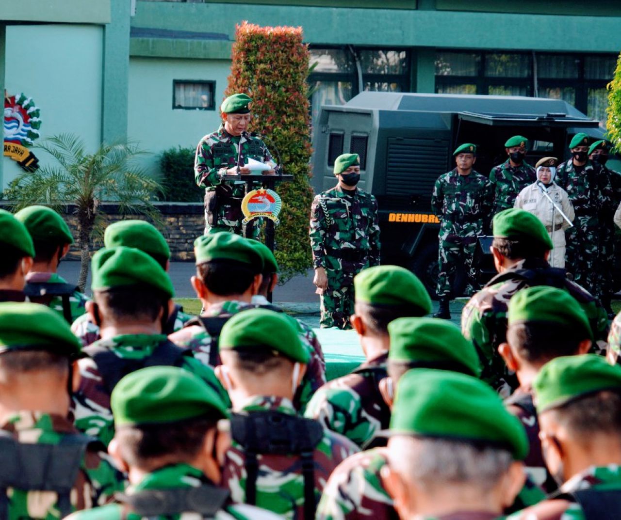 Danrem 084 Bhaskara Jaya Bacakan Amanat KASAD Pada Upacara Bendera