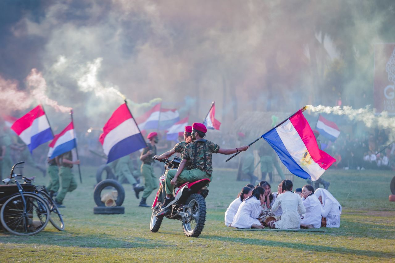 Kisah Sruji dalam Upacara penurunan bendera