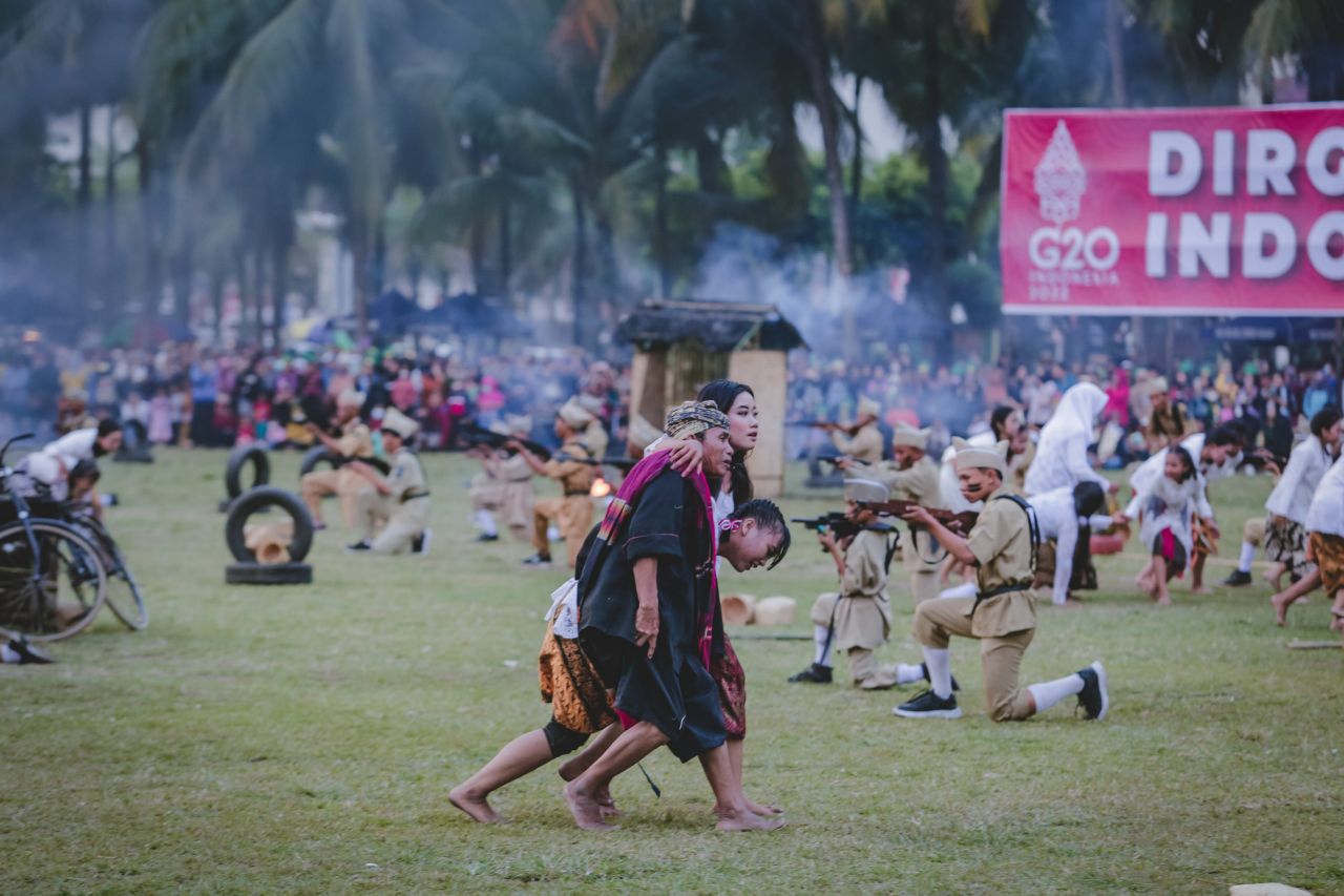 Drama kolosal Pahlawan Sruji pada Upacara Penurunan Bendera