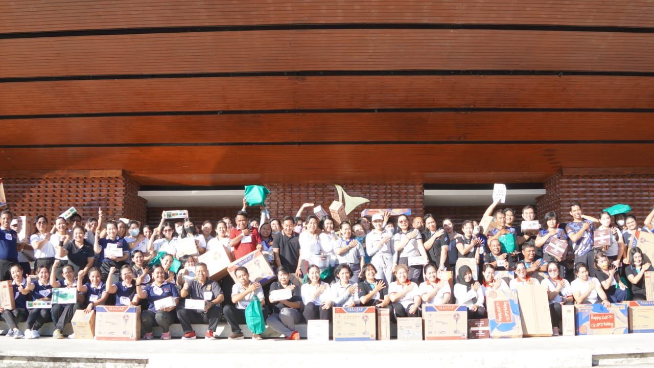 Foto Bersama : Ketua TP PKK Jembrana Ny Candra Tamba foto bersama usai lomba