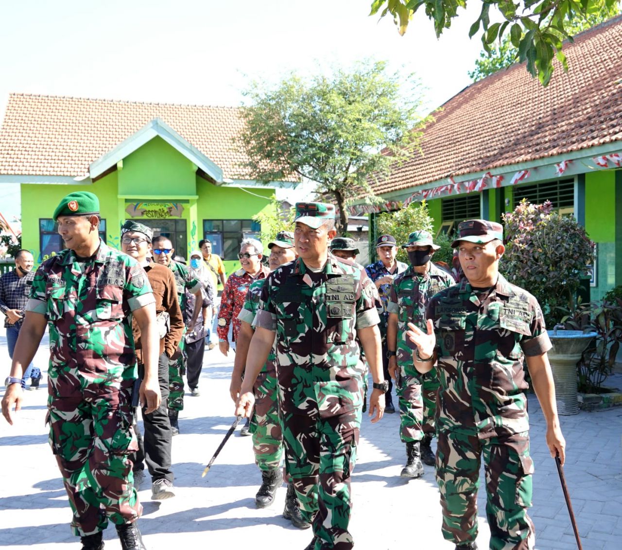 Danrem 084 Bhaskara Jaya dan Waasintel Pam KASAD Kunjungi Lokasi TMMD di Desa Rejeni Krembung Sidoarjo