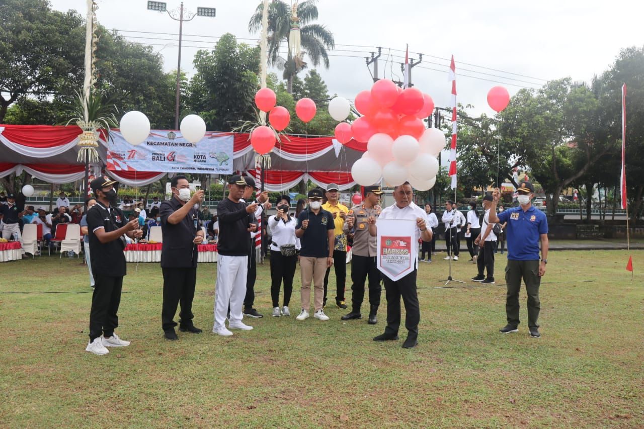 Simbolis : Bupati Jembrana I Nengah Tamba Melepas Balon Usai Apel Pembukaan