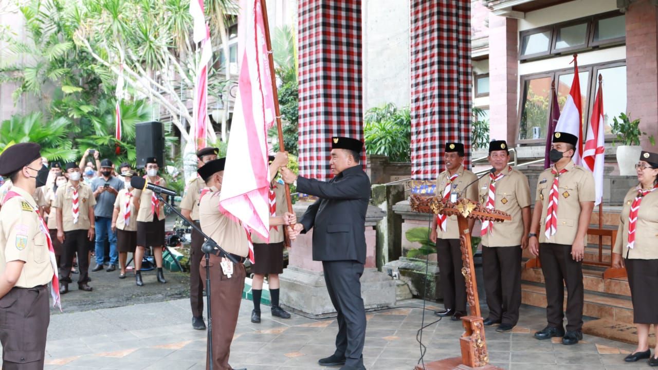SIMBOLIS : Bupati Jembrana I Nengah Tamba Menyerahkan Bendera Kontingen Kepada Pembina Pendamping