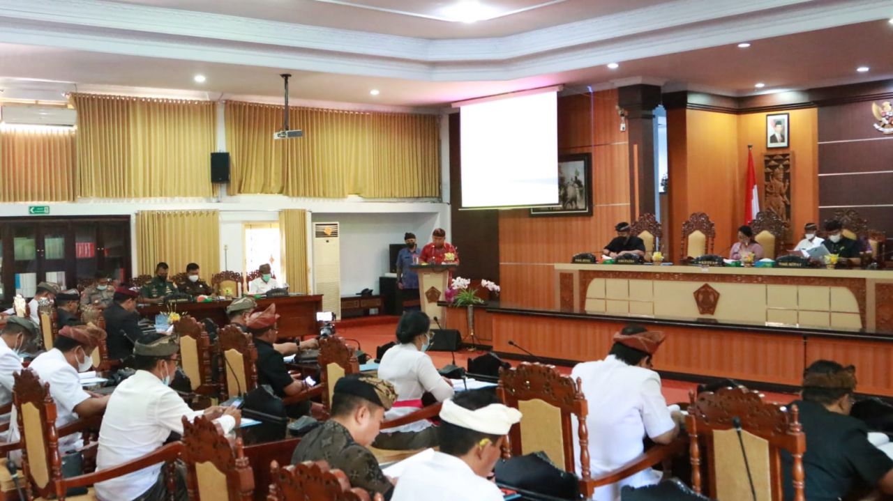 SIDANG : Bupati Jembrana I Nengah Tamba Sampaikan Tanggapan Atas Pandangan Umum Fraksi pada Rapat Paripurna XII