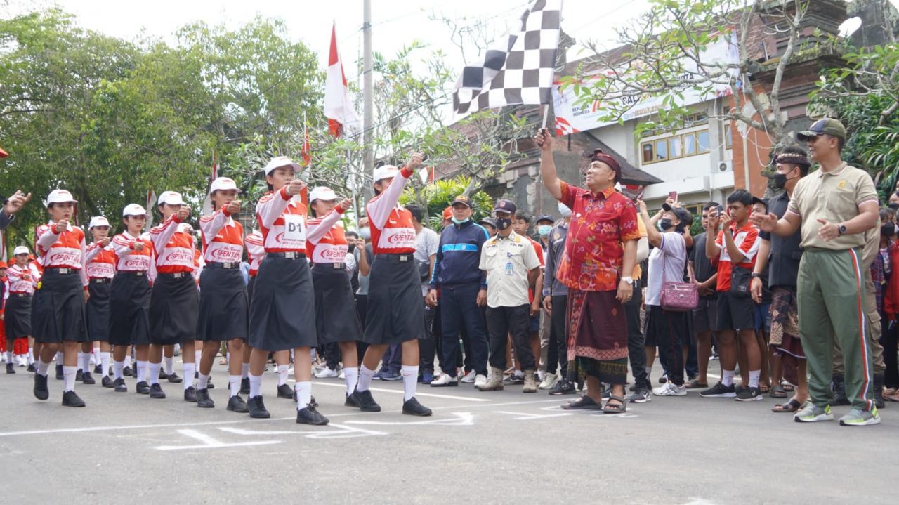 Meriahkan HUT Kota Negara 127, Bupati Tamba Lepas Peserta Gerak Jalan SMP/MTs