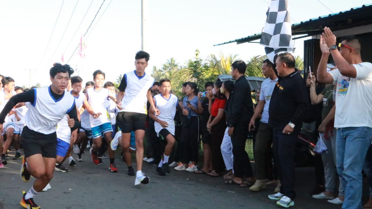 DILEPAS : Bupati Jembrana I Nengah Tamba Saat Melepas Peserta Lomba Lari 8 Kilomiter Tingkat SMP/MTS, SMA/SMK/MA Se- Kabupaten Jembrana