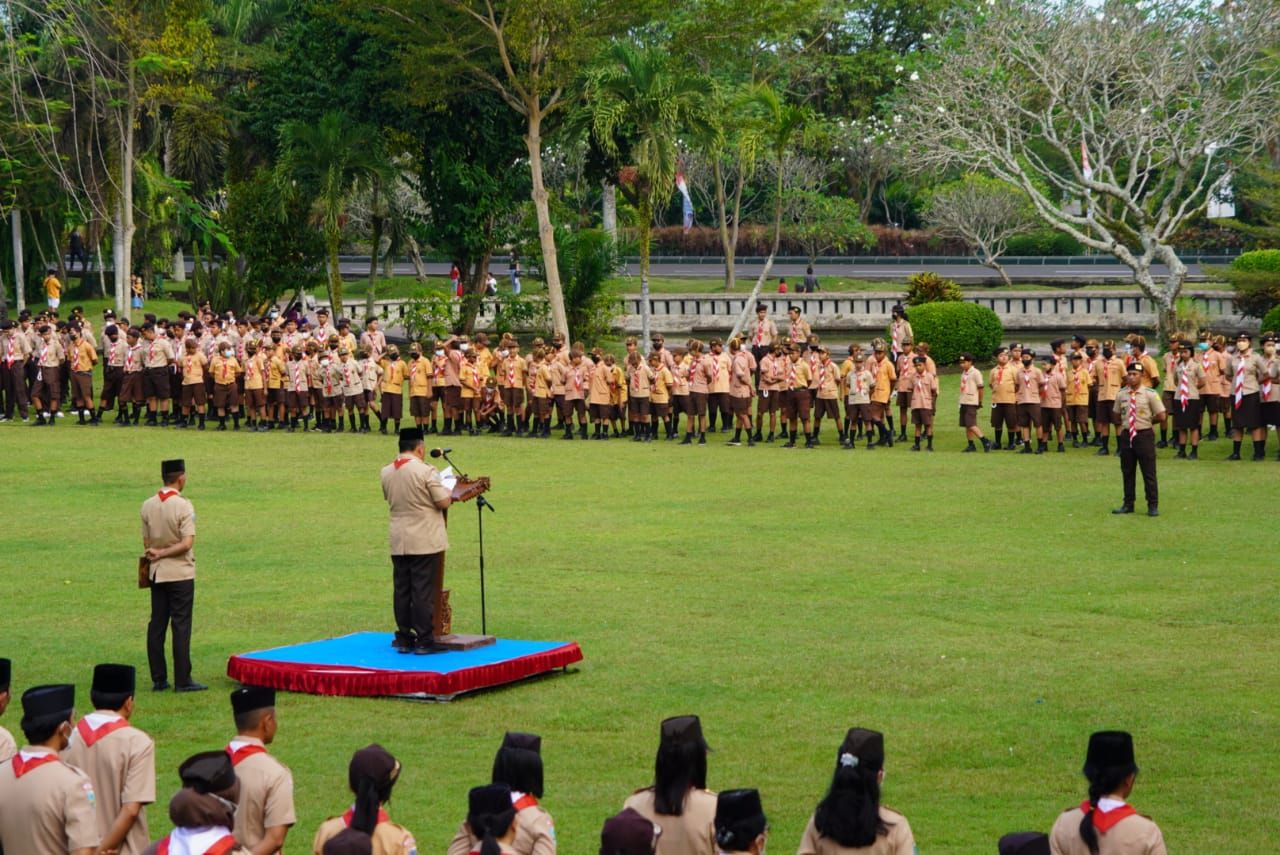 PRAMUKA : Bupati Jembrana I Nengah Tamba menjadi pembina upacara pelaksanaan apel besar peringatan Hari Pramuka ke-61 Tahun 2022 yang berlangsung di Lapangan Taman Pecangakan, Minggu (14/8/2022).
