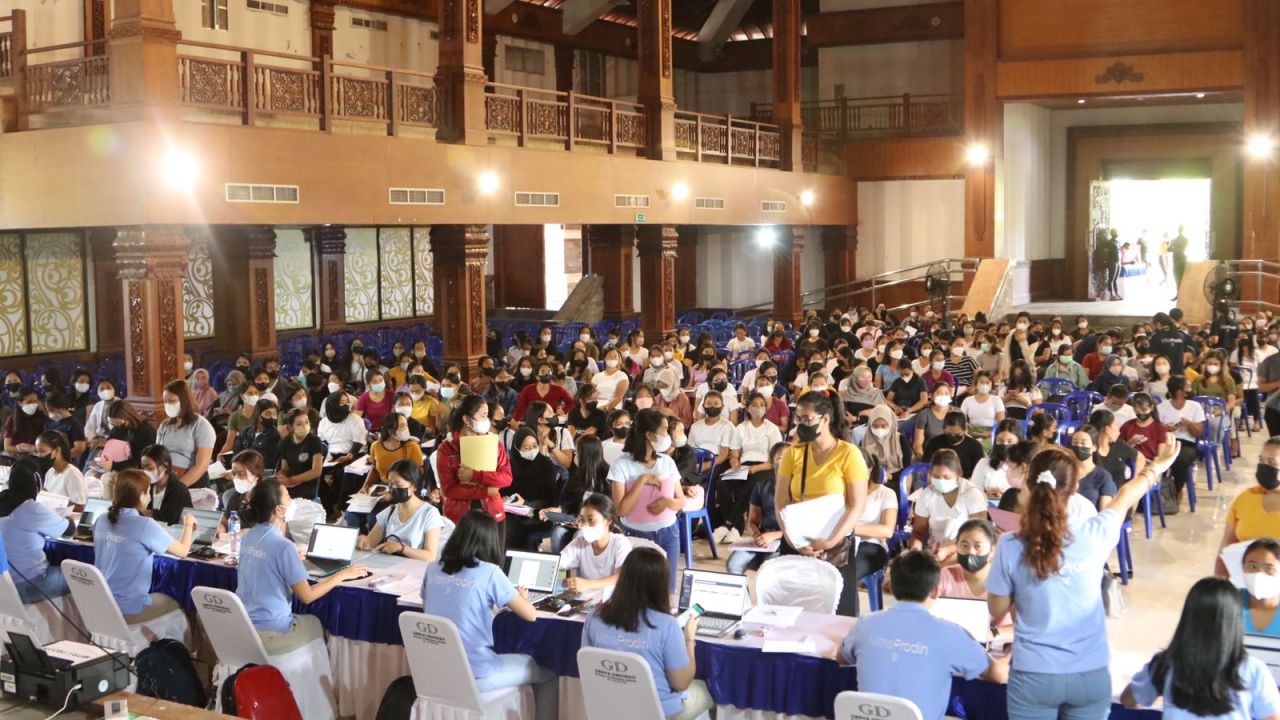INTERVIEW : Suasana tahapan Interview pertamanya yang digelar secara terbuka di Gedung Auditorium, Selasa (23/8)