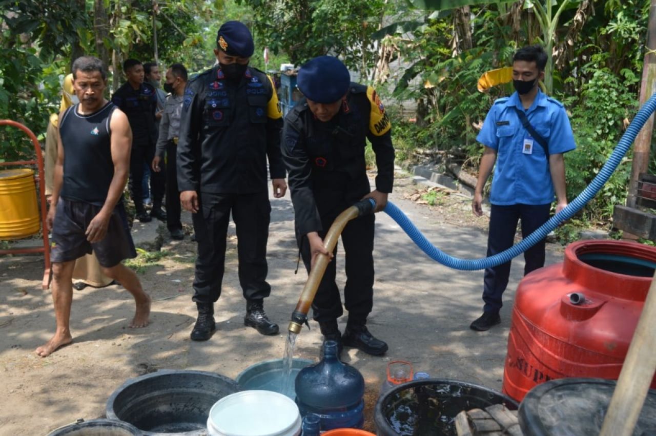 Kekurangan Air Bersih, Brimob Polda Jatim Berikan Bantuan Air Bersih