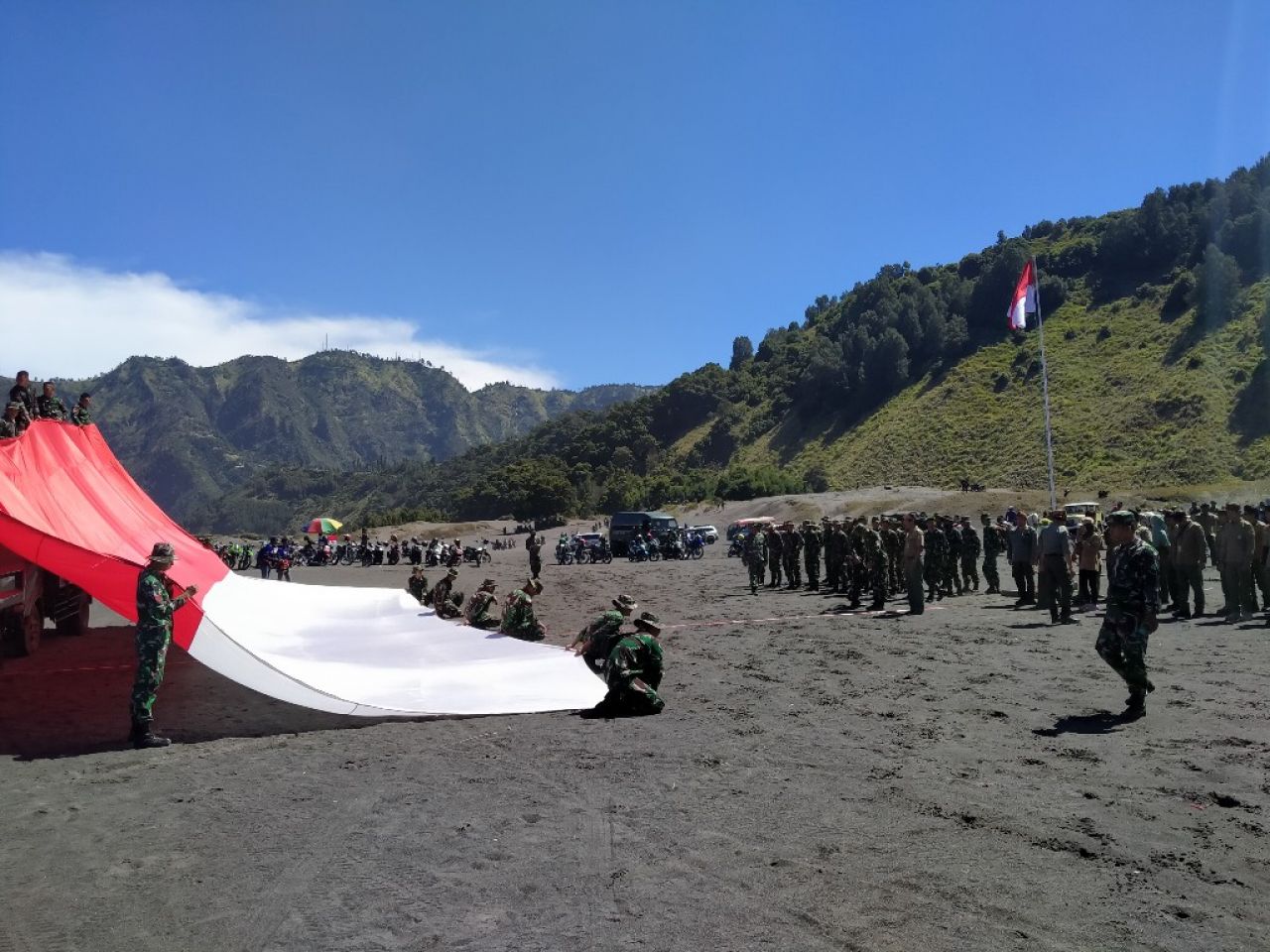 Bikers Nasionalis Meriahkan Acara HUT RI ke 77 di Lautan Pasir Gunung Bromo