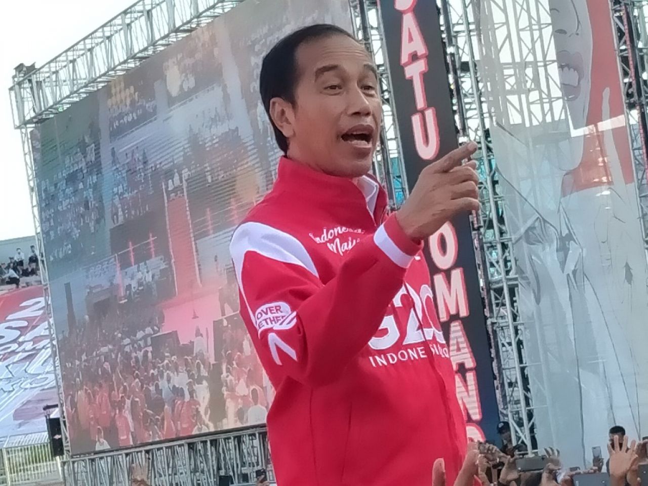 Konser "Satu Komando Ikut Jokowi" Relawan Padati Gelora Sepuluh November
