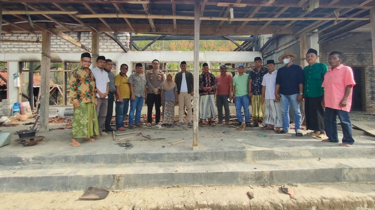 Kebakaran di Tobai Timur, PPB dan Polsek Sokobanah Datang Beri Bantuan