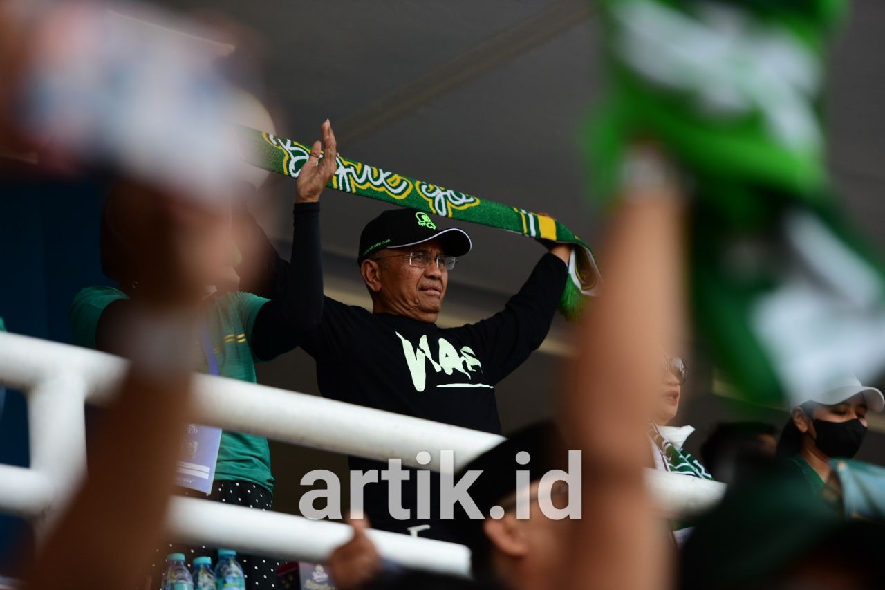 Dahlan Iskan Pegang Sal Hijau (Foto: Romario) 