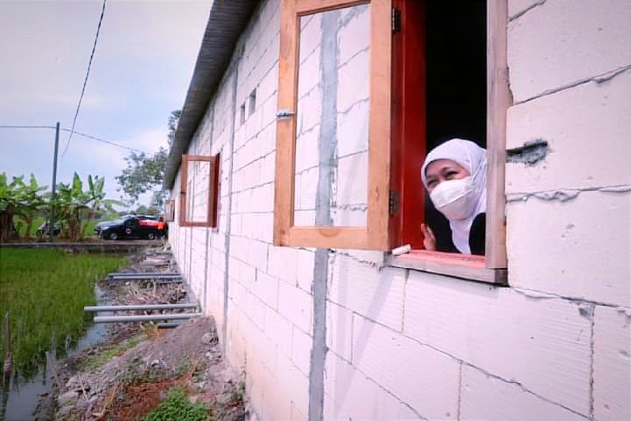 Gubernur Khofifah Serahkan 7 Unit Rutilahu Bagi Masyarakat Tak Mampu di Sidoarjo