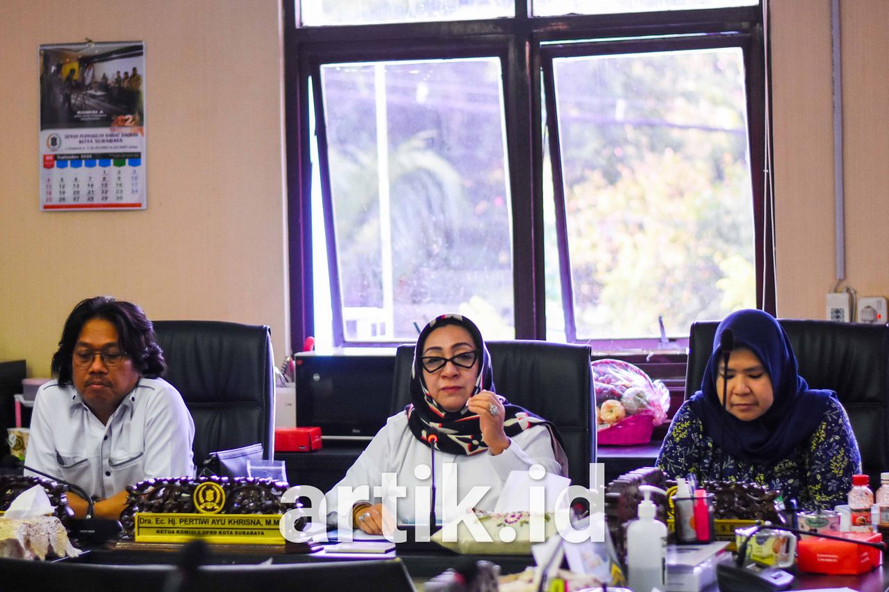 Kanan, Budi Leksono SH, Tengah, Hajah Pertiwi Ayu Krisna, Kiri, Camelia Habiba (Foto ©artik.id/fudaili)