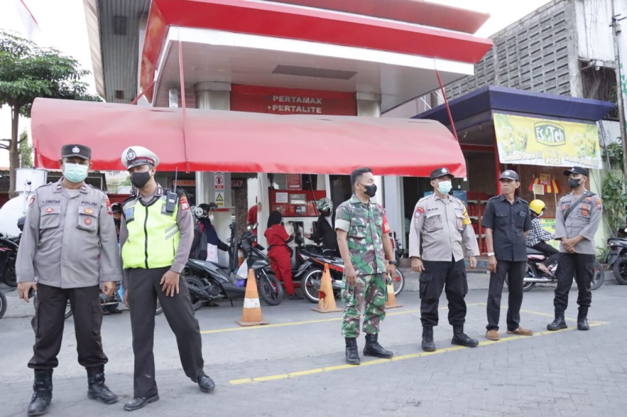 Harga BBM Naik, Polres Tanjung Perak Bersama TNI dan Satpol PP Amankan 14 SPBU
