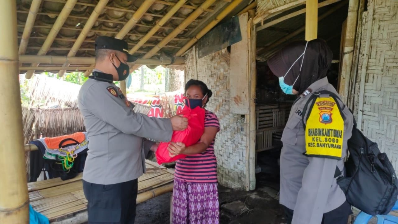 Berbagi Sembako, Bentuk Kepedulian Polisi Banyuwangi Kepada Masyarakat