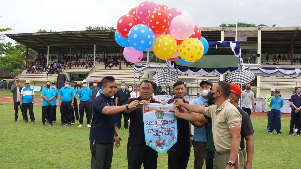 POKJAR : Bupati Jembrana I Nengah Tamba didampingi Wabup IGN Patriana Krisna, Forkopimda serta jajaran OPD membuka pelaksanaan Pekan Olahraga Pelajar (Porjar) 20/9