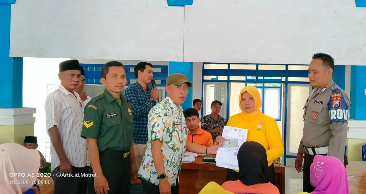 Kerja Cepat, Pemdes Tamberu Barat Salurkan BLT BBM di Balai Desa