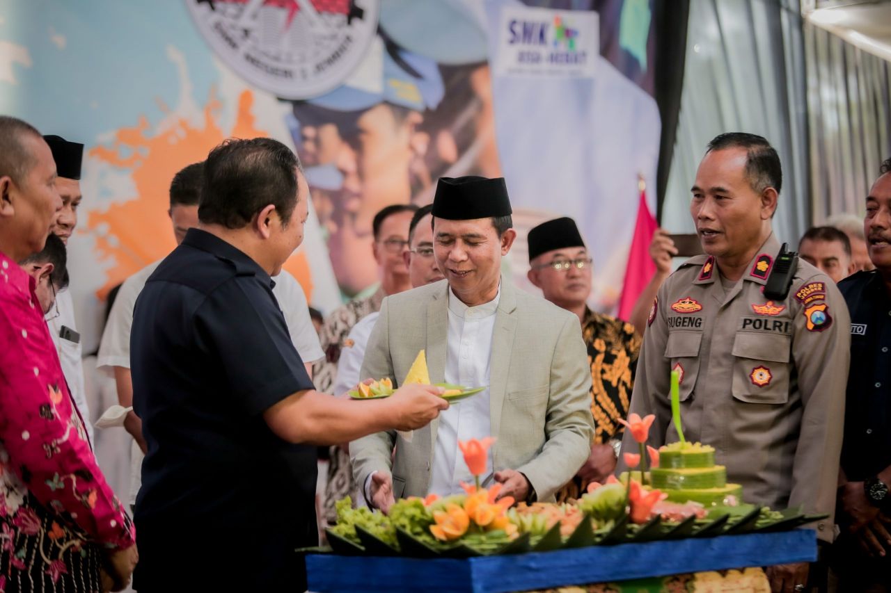 Bupati Jember Ir. H. Hendy Siswanto Berbaju hitam