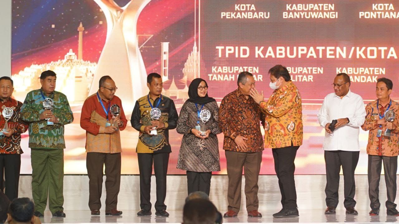 Bupati Ipuk Fiestiandani Kembali Terima Penghargaan TPID Terbaik Jawa-Bali