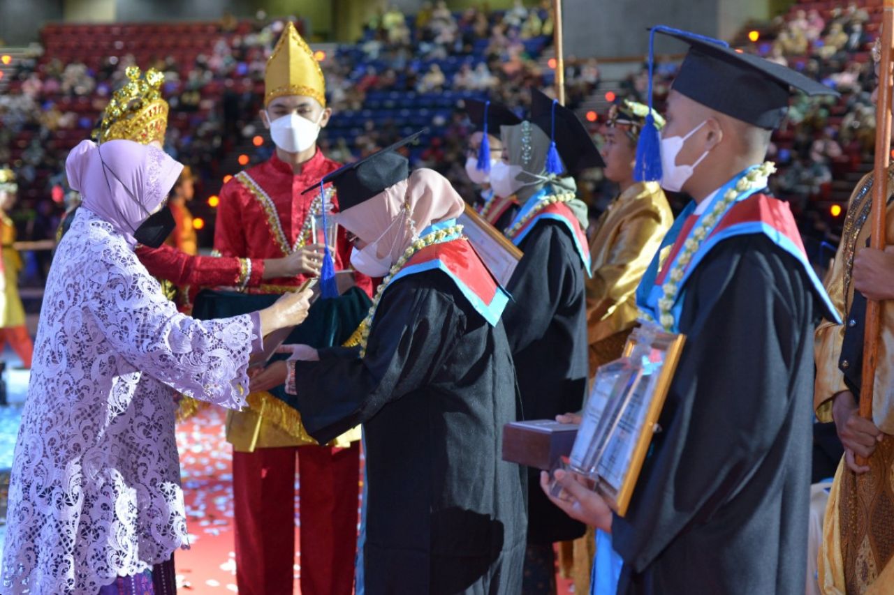 Pada Sidang Terbuka Senat Poltekesos, Risma Minta Lulusan Pintar Baca Peluang