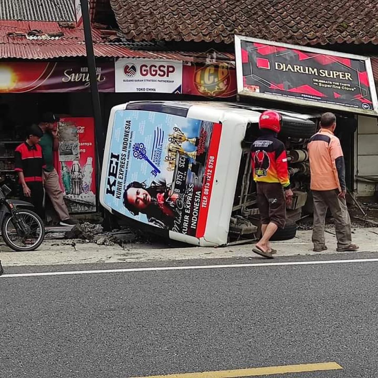 Mobil Elf di Banjarnegara Menghantam Warung Milik Emma, Pengemudi Syok