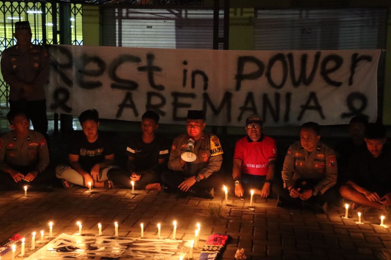 Polres Sampang Gelar Doa dan Aksi 1000 Lilin untuk Korban Stadion Kanjuruhan