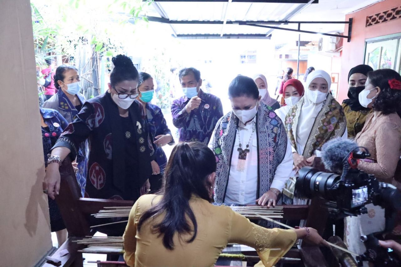 Dekranas Pusat Kagumi Pesona Songket Jembrana