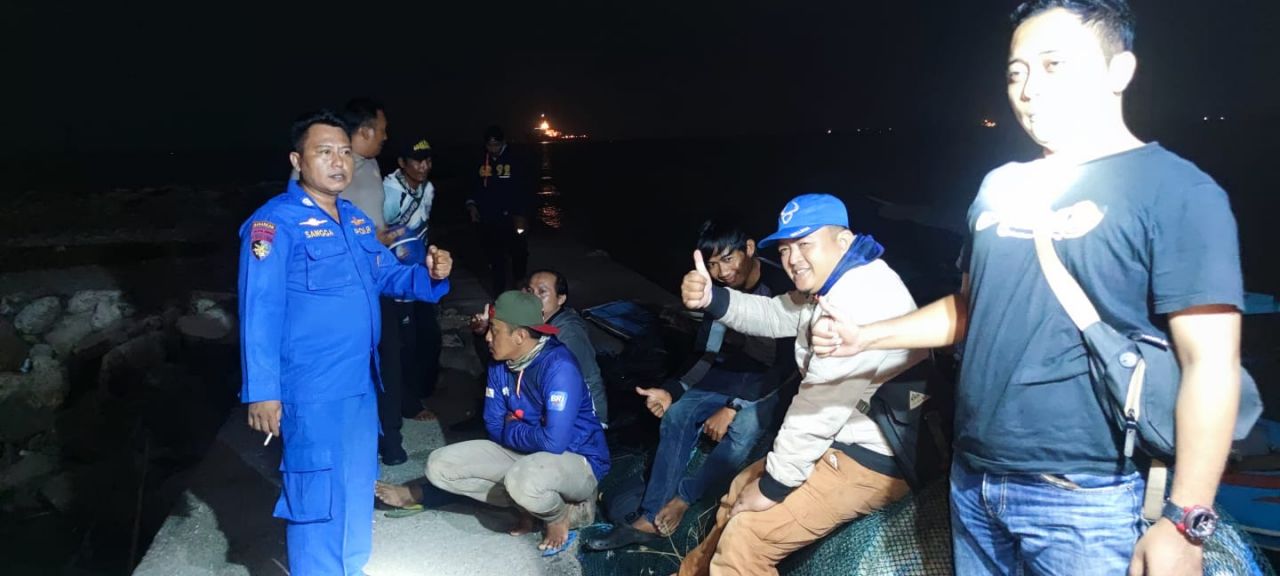 Terombang-ambing di Perairan Gresik, Perahu Pemancing Berhasil Diselamatkan