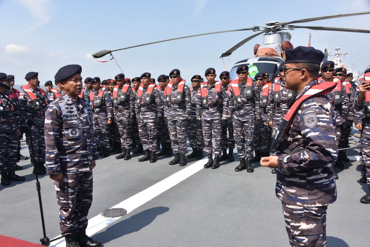 Inspektur Koarmada II, Laksma TNI Eriyawan, memimpin pelepasan KRI Diponegoro-365 di Dermaga Madura Koarmada II, Jumat (14/10/2022)