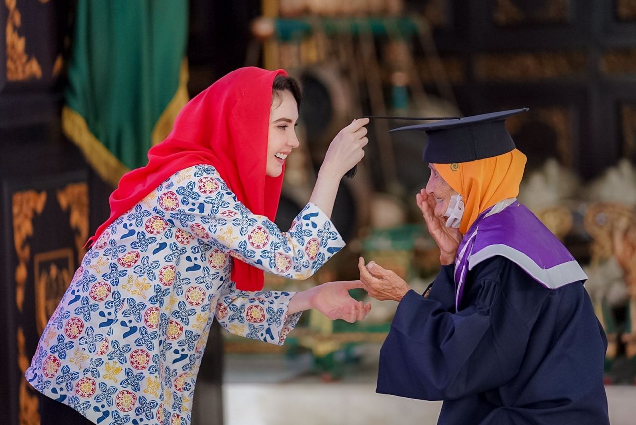 Wisuda Sekolah Lansia Tangguh di Jombang, Arumi Bachsin Sematkan Toga