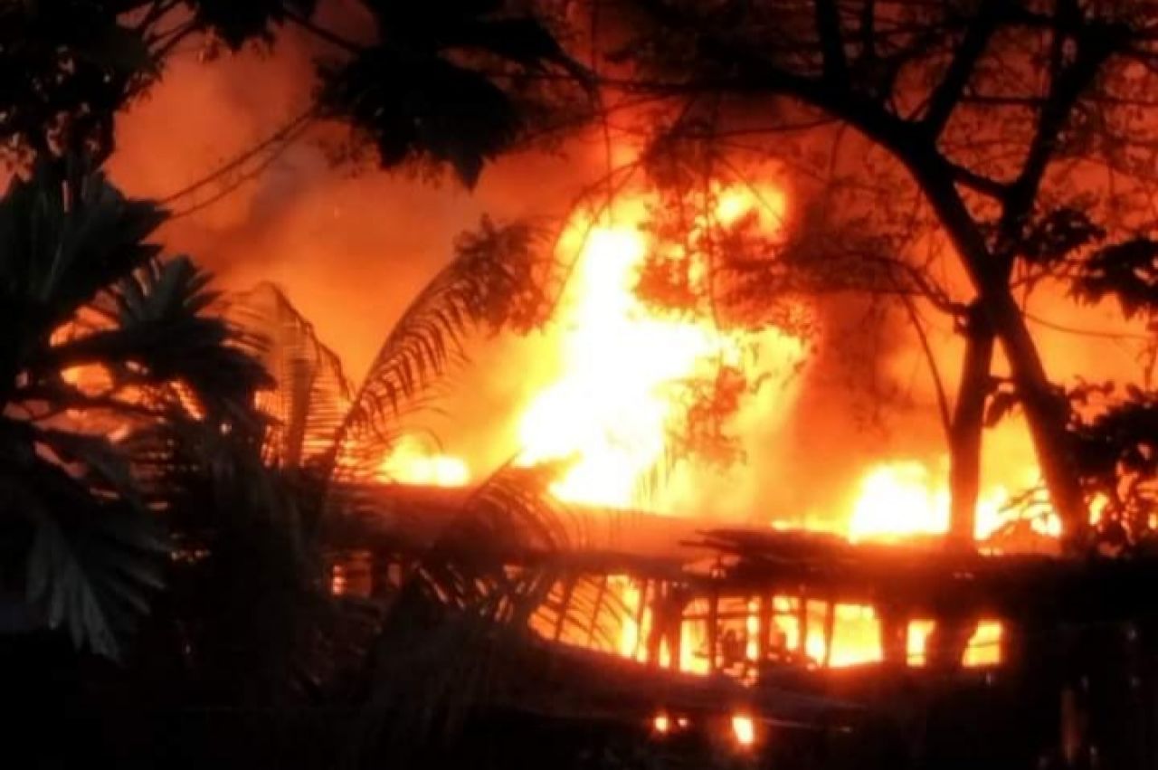 30 Bedeng Semi Permanen di Jakarta Barat Terbakar, 20 Unit Damkar Dikerahkan