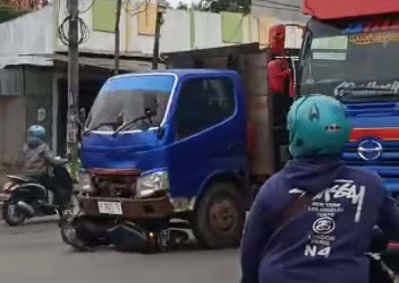 Laka di di Desa Terban Kudus, Pemotor Masuk ke Kolong Truk