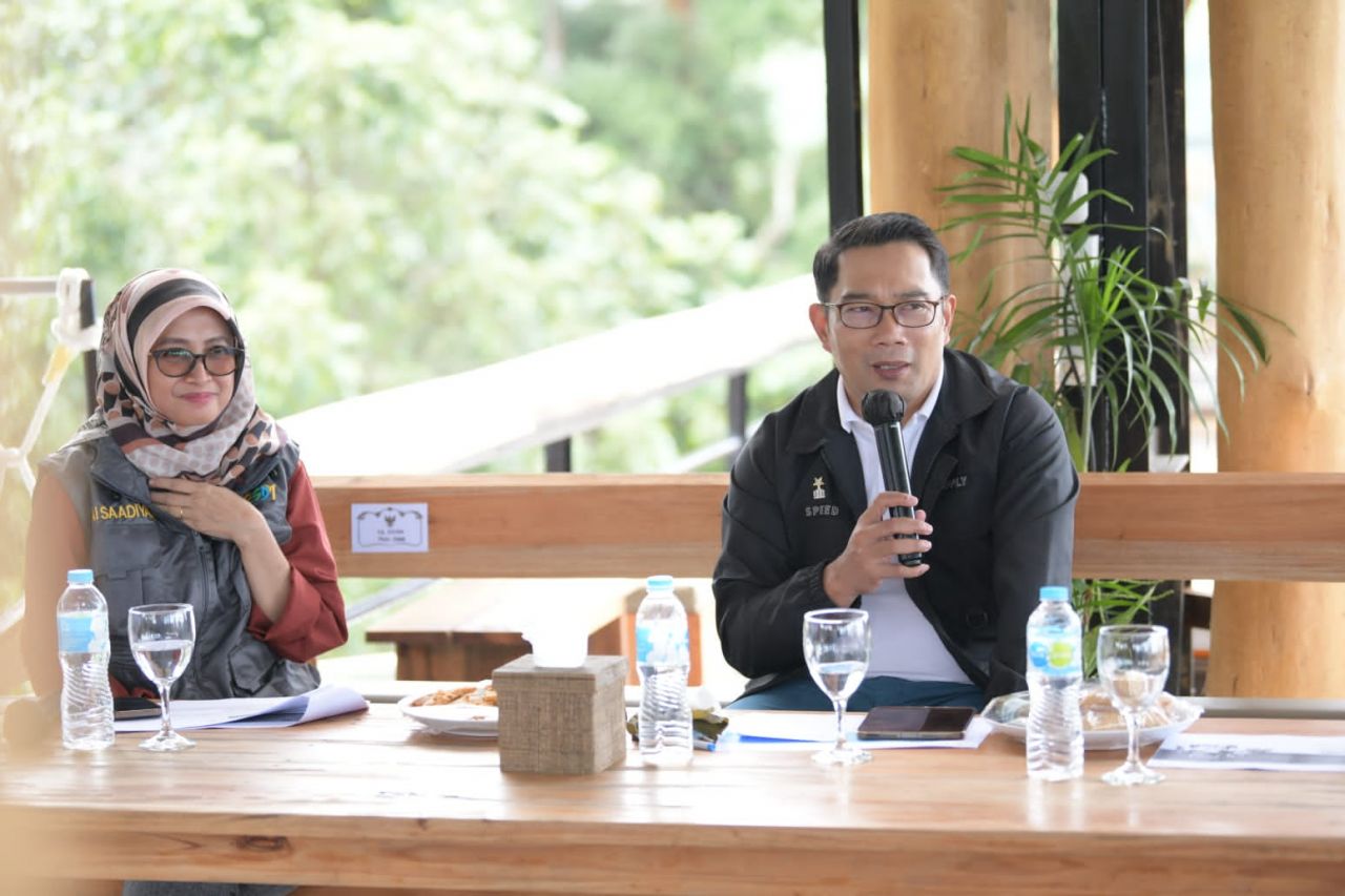 Gubernur Jawa Barat Ridwan Kamil Berwisata dengan Kendaraan Listrik