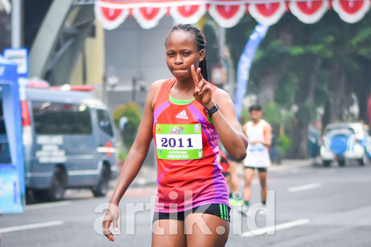 Juara 1 Jatim Run Putri 10 km diraih oleh Christine, pelari asal Kenya (foto: Fudai)