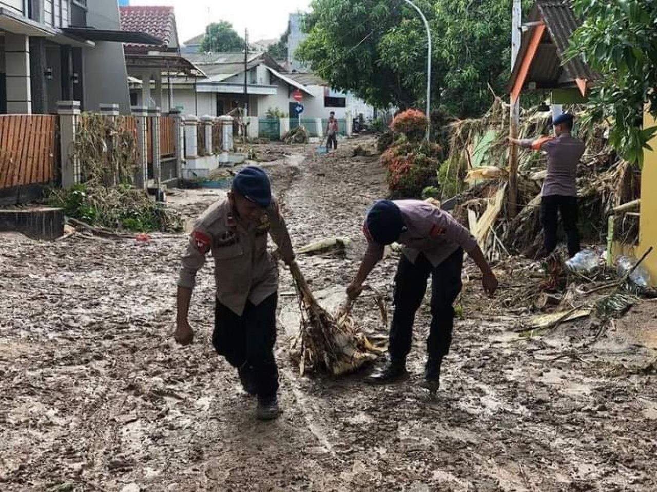 Brimob Pasadena melakukan Baksos pasca banjir.