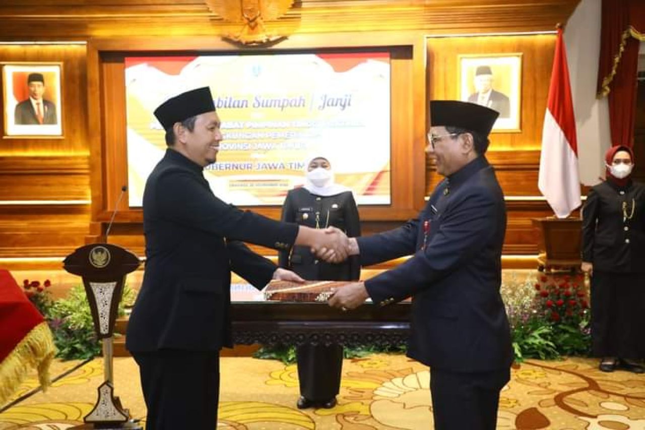 Lakukan Penyegaran, Khofifah Lantik 19 Pejabat Eselon II di Gedung Grahadi