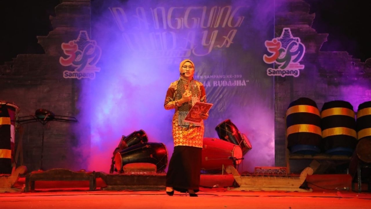 Heboh, di HUT Kabupaten Sampang ke 399, Ketua TP PKK Sampang Baca Puisi