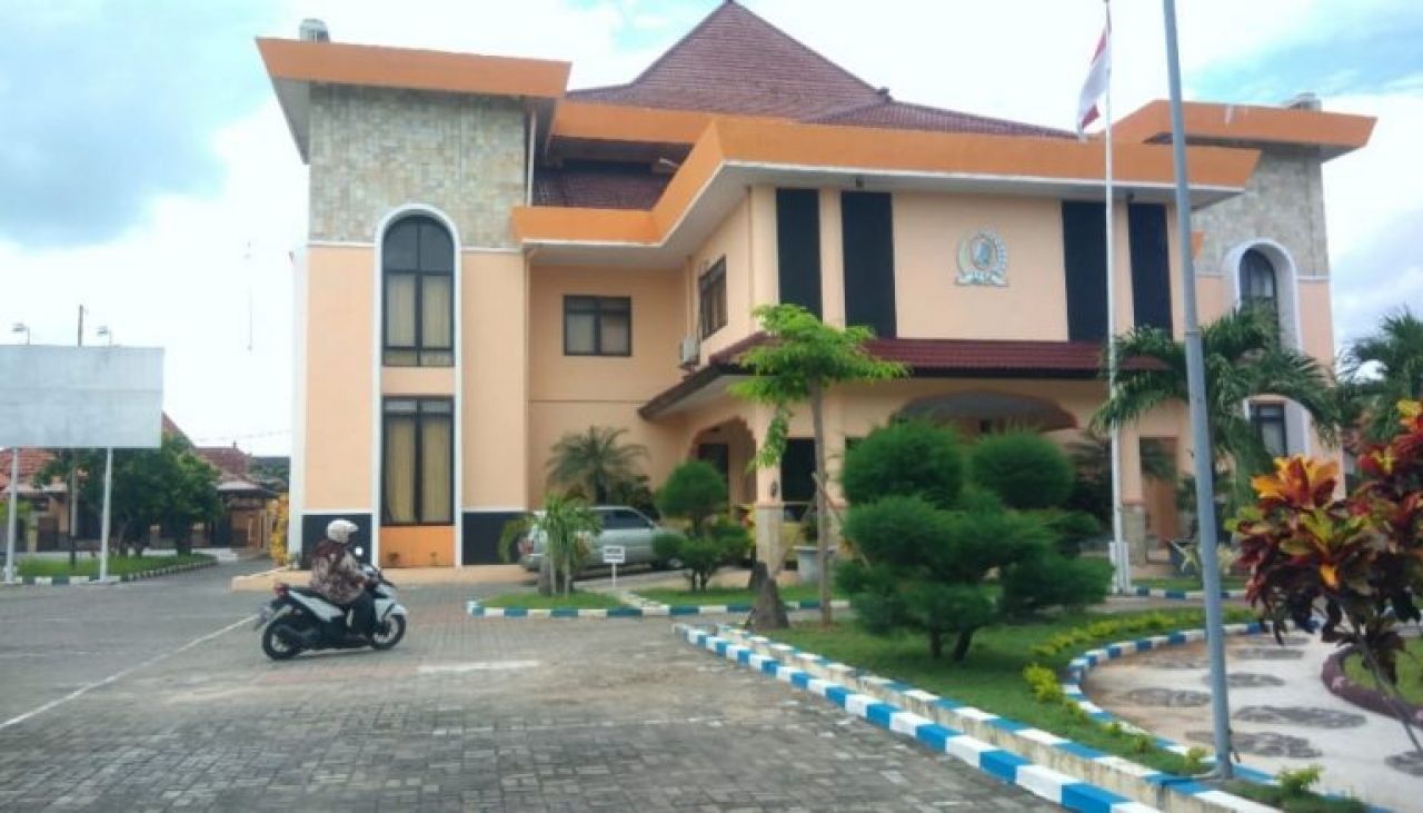 Demi Bangun Mesjid Agung, Pemkab Sampang Bongkar Gedung DPRD