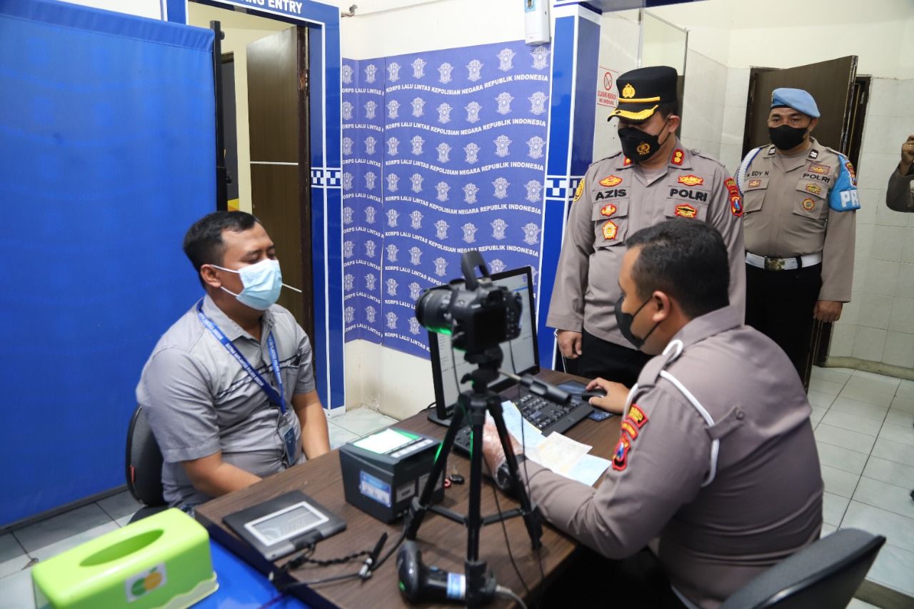 Kapolres Gresik Tinjau Satpas, Samsat dan SPKT Pastikan Pelayanan Prima